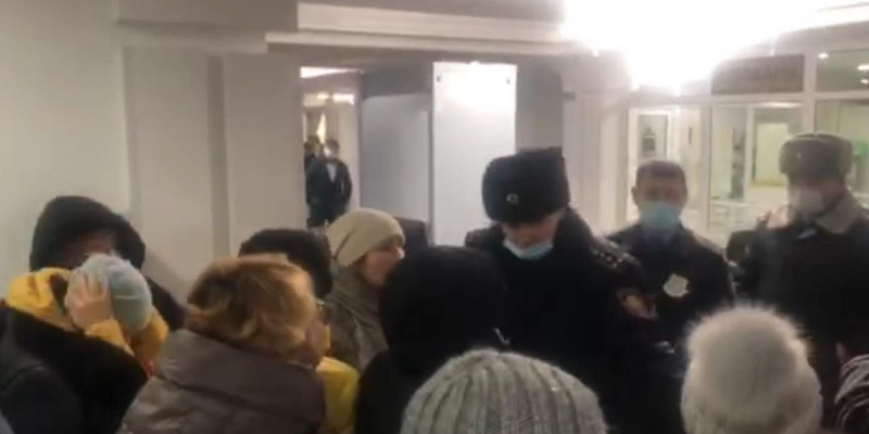 Көп балалы аналар министрлікке барып Алексей Цойдың отставкаға кетуін талап етті
