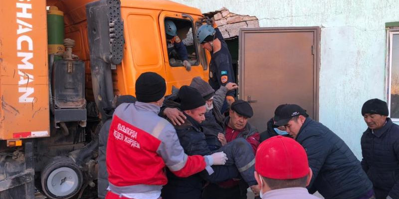 Тұрғын үйге соғылған: Қызылордада көлігіне қысылып қалған жүргізуші құтқарылды