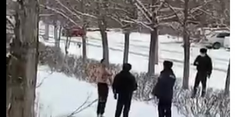 Үсті-басы қан болған: Өскеменде суицид жасамақ болған ер адам ұсталды