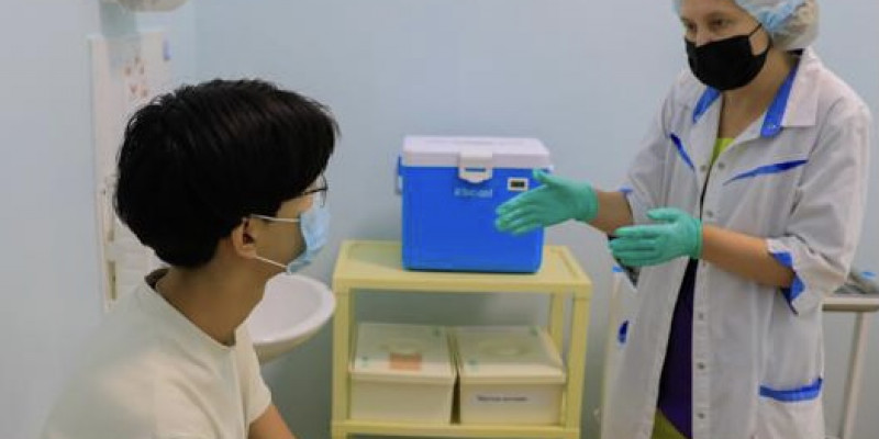 Елордалық жасөспірім бірінші болып Pfizer вакцинасын салдырды
