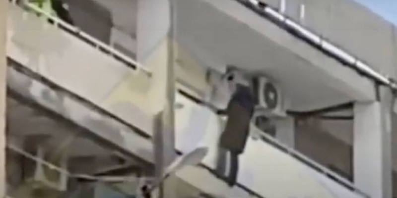Ақтауда көпшіліктің көзінше өз-өзіне қол салмақ болған 46 жастағы әйел құтқарылды
