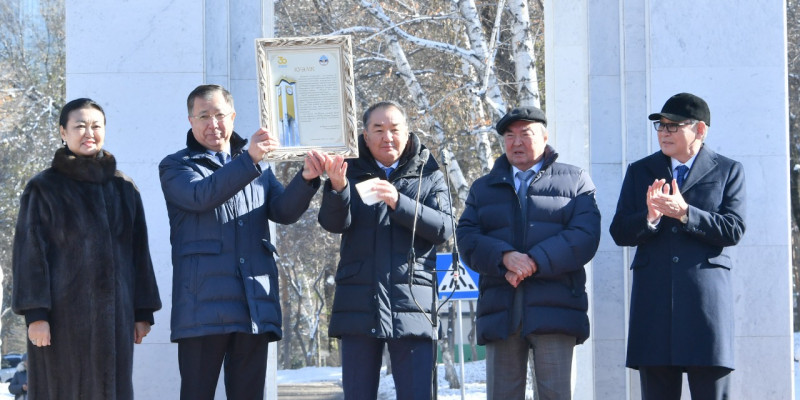 ҚазҰУ қалашығында 19 метрлік сағат стеласы орнатылды