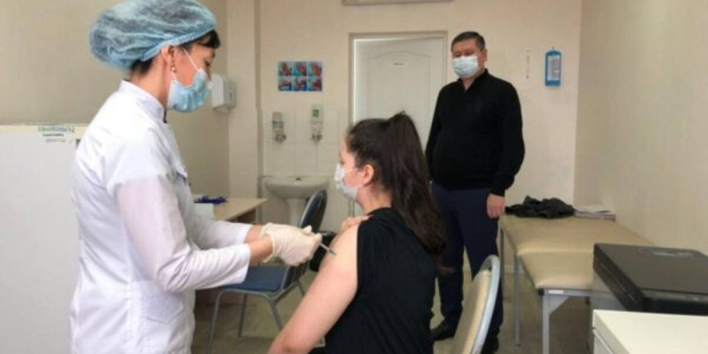 Аудан әкімі қызын вакцина салдыруға өзі алып барды