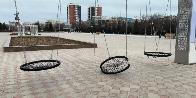 Ақтауда 2,5 миллионға салынған әткеншектер сынып қалды