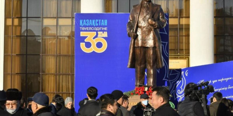 Жұмат Шанинге ескерткіш қойылды