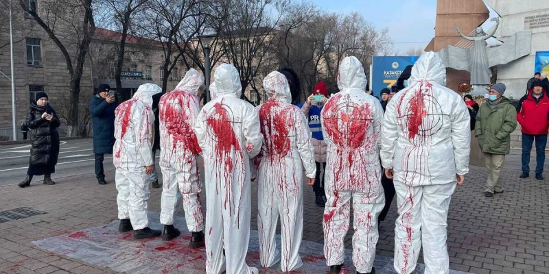 Көшеде қан-жоса болып жүрген белсенділер ұсталды