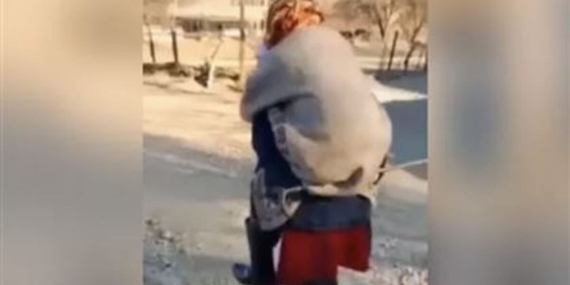 Енесін арқалаған келін көпшілікті тәнті етті (ВИДЕО)