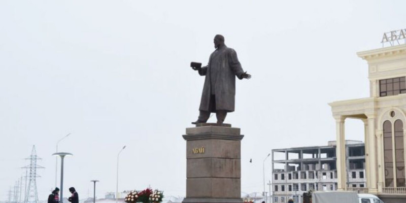Хаменоваға жем болған Абай ескерткіші ашылды