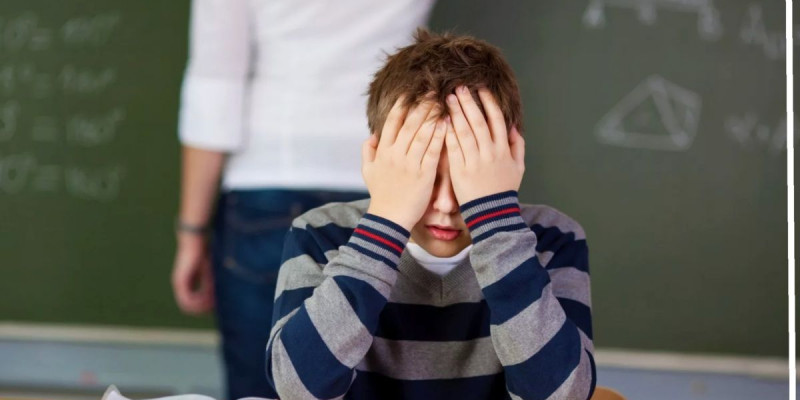 Мұғалім оқушының дәптерін жыртып, бетінен шапалақпен ұрды (ВИДЕО)