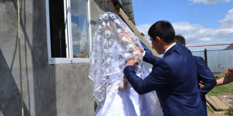 Тағы бір келін терезеден кірді (ВИДЕО)