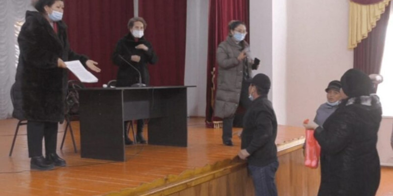 Қызылордалық антиваксер дәрігерлерге жұмыртқа лақтырды (ВИДЕО)
