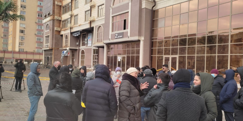 Ақтауда шатыры өртенген көпқабатты үйдің тұрғындары наразылыққа шықты