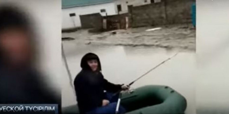 «Қайықпен жүр»: Жаңақорған ауданының орталығын су басты (ВИДЕО)