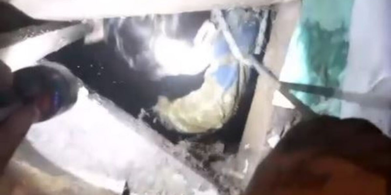 Құтқарушылар дәретхана шұңқырына түсіп кеткен баланы алып шықты (ВИДЕО)