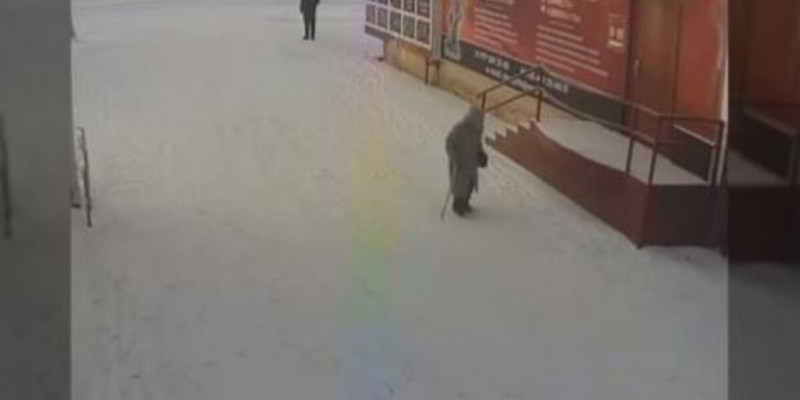 «Келіңіз, көмектесейін»: Петропавлда ер адам зейнеткерді тонады