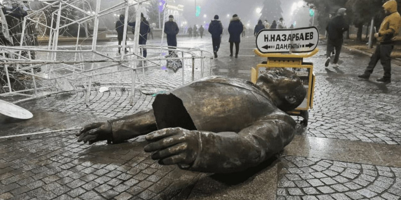 Елбасының ескерткішін құлатқандар қамауға алынды