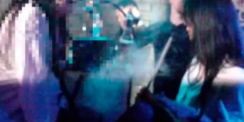 Павлодарда кальян шегіп отырған қыздарға айыппұл салынды