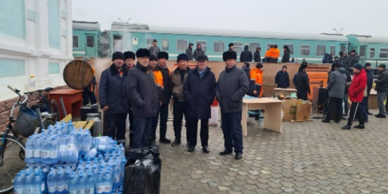 Вокзалға аялдаған пойыз жолаушыларына көмек көрсетілді