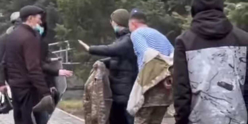 Әскериді бүлікшілерден қорғаған азаматтардың әрекеті жұртты жылатты (ВИДЕО)