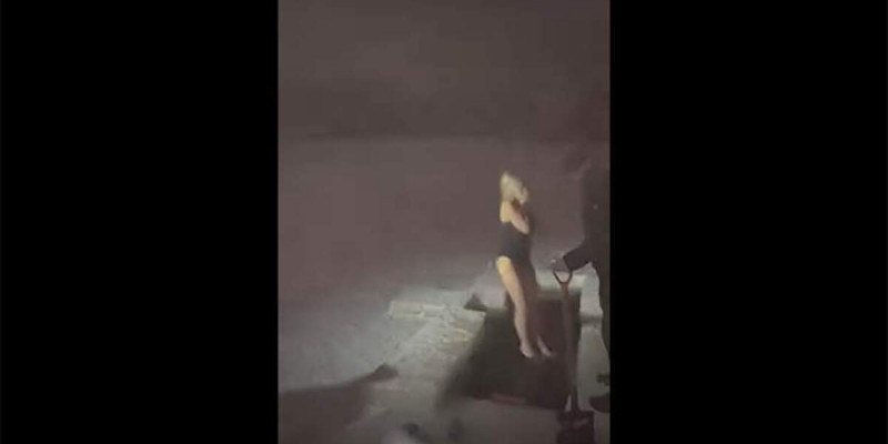 Мұзойыққа секірген әйел балаларының көзінше батып кетті (ВИДЕО)