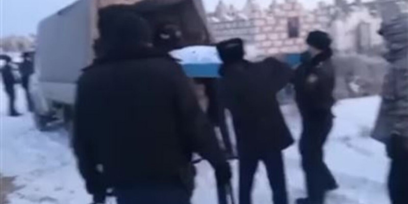 Полицейлер митингке қатысқандардың мүрдесін қазып алып жатыр (ВИДЕО)