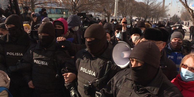 Полицейлер көшеге шыққанның бәріне күш қолданып жатыр ма?
