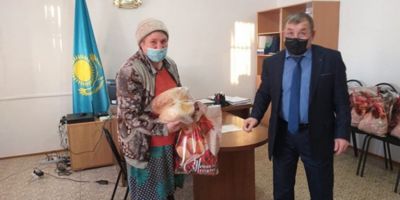 «Нан бердік, болды»: әкім мұқтаж жандарға 2 бөлкеден үлестіргенін жасырмады
