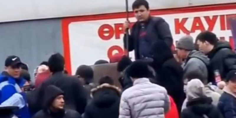 Алматыда бүлікшілер ЖҚС-тен бензинді шелектеп тасыған (ВИДЕО)
