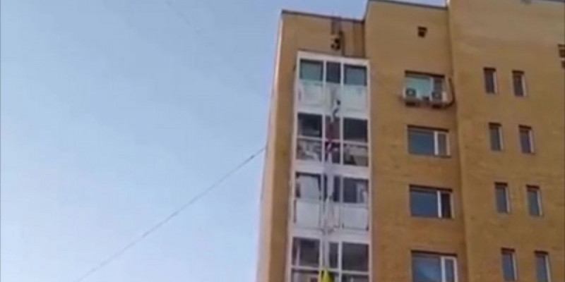 Төменге төсенішпен түспек болған ер адам 9-қабаттан құлады