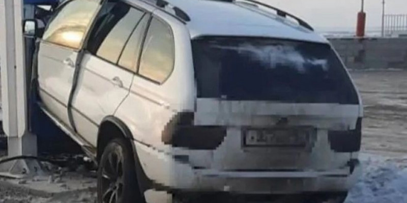 Жол ережесін бұзған BMW жанармай құю бекетіне бұзып кірді