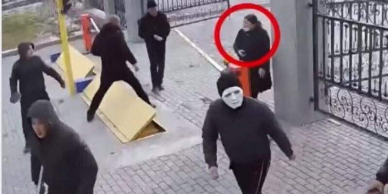 Қақтығысқа қатысып, әкімдікке басып кірген екі көпбалалы ана ұсталды (ВИДЕО)