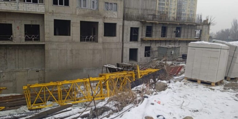 Алматыда құрылыс краны құлап, бір адам көз жұмды