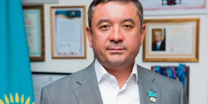 «Идите, в ж...»: көпбалалы аналардан қарғыс естіген депутат мәлімдеме жасады (ВИДЕО)