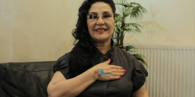 «Аруағын қорламаңдар!»: Майра Ілиясова тойда ру туралы әзіл айтқан асабаға шүйлікті (ВИДЕО)