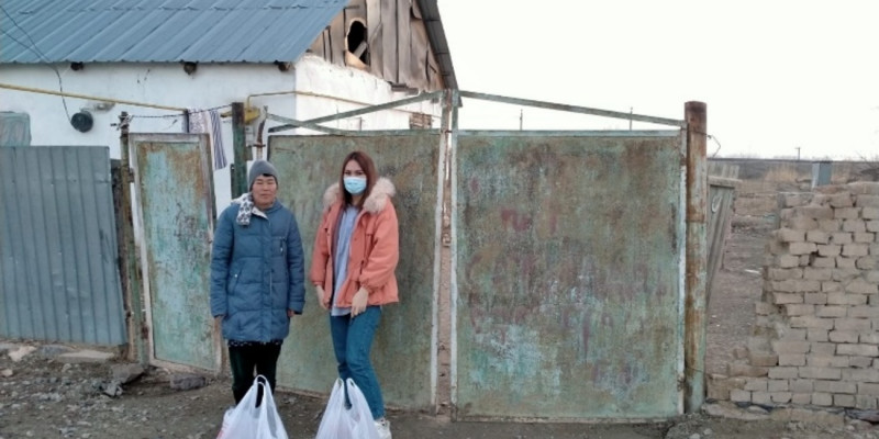Партия жағдайы мүшкіл отбасыға көмек қолын созды