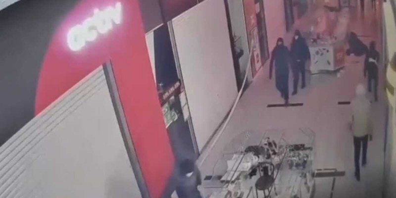 Бұзақылар дүкен сөрелерін тып-типыл еткен (ВИДЕО)