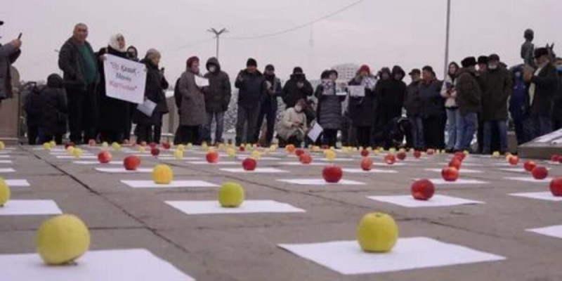 Республика алаңында құрбандар құрметіне ақ қағаз үстіне 227 алма қойылды