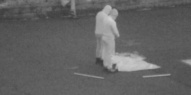Орталық музейге шабуылдағандар көшеде намаз оқып тұр (ВИДЕО)
