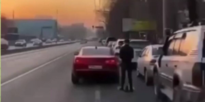 Алматыда қымбат көлік иесі жол ортасында намаз оқыды (ВИДЕО)
