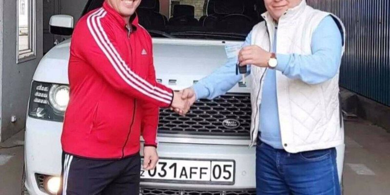 Меценат жаттықтырушыға қымбат көлік сыйлады