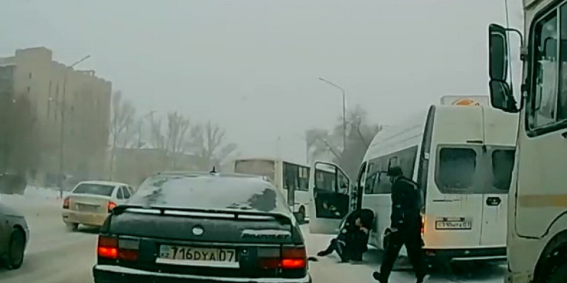 Оралда автобус жүргізушілері төбелесті (ВИДЕО)