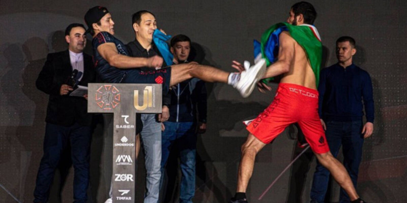 Қазақстандық файтер жекпе-жек алдында қарсыласымен төбелесіп қалды (ВИДЕО)