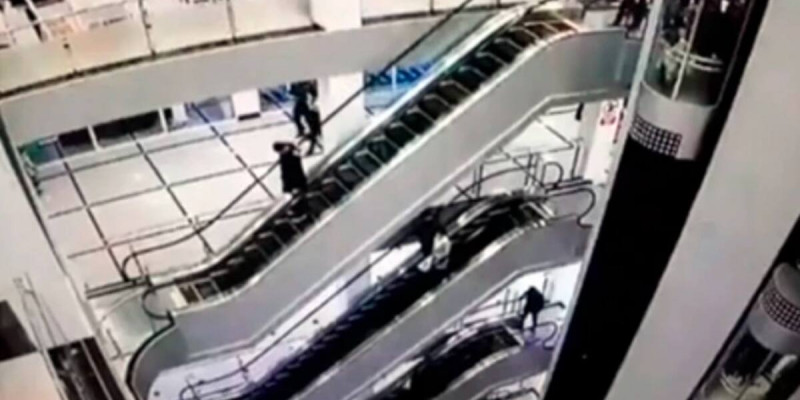 Атасы мен немересі сауда орталығындағы эскалатордан құлап қаза тапты (ВИДЕО)