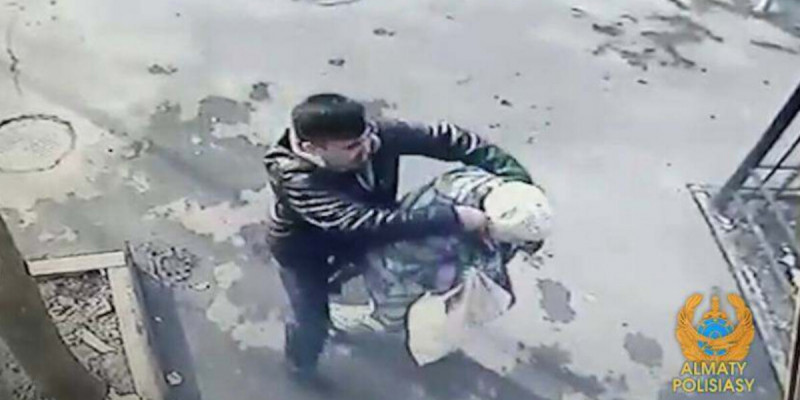 Алматыда ер адам зейнеткерлердің құлағынан сырғасын жұлып алған (ВИДЕО)