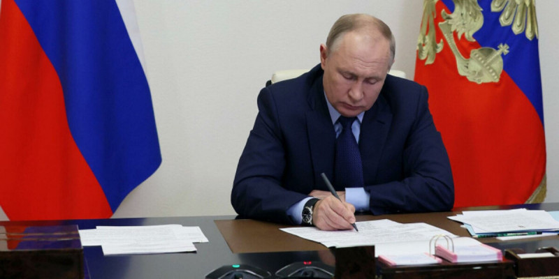 Путин ДХР мен ЛХР-дың тәуелсіздігін тану туралы жарлыққа қол қойды