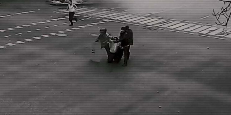 Бұзақылар полицейді тізерлетіп отырғызып ұрып-соққан (ВИДЕО)