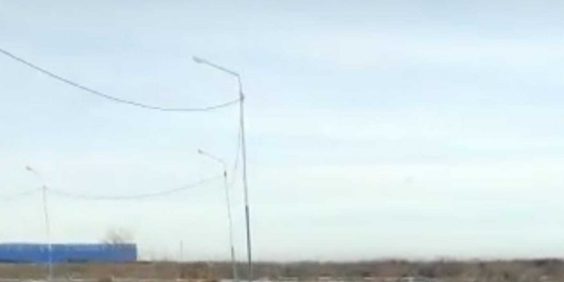 «Сапасыз жолдан ұялып...»: жол бағандарының шамдары теріс қарап тұр (ВИДЕО)