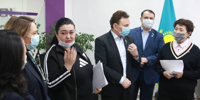 Мүгедектігі бар балалардың аналары депутаттарға денсаулық сақтау жүйесіне сенбейтіндерін жеткізді