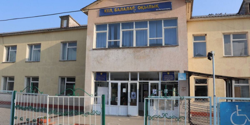 Қабырғасы жарылып, шатыры тесілген мектепте 500 оқушы білім алып жүр
