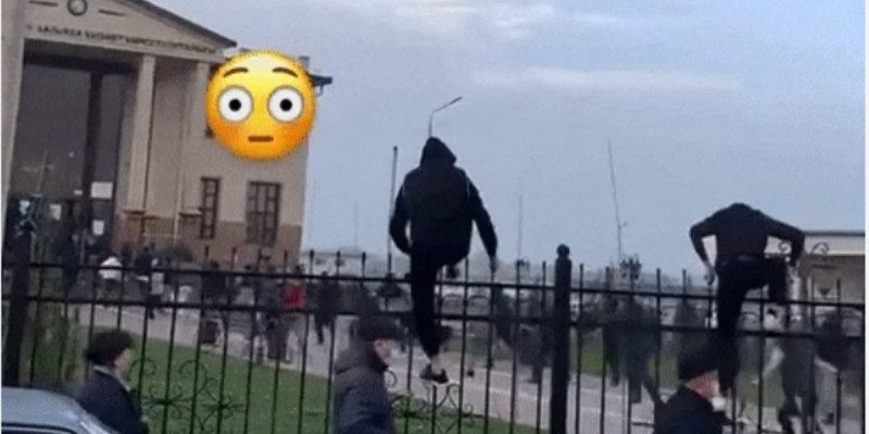 Шымкент ХҚКО-дағы дүрбелең жұртшылықтың жағасын ұстатты (ВИДЕО)